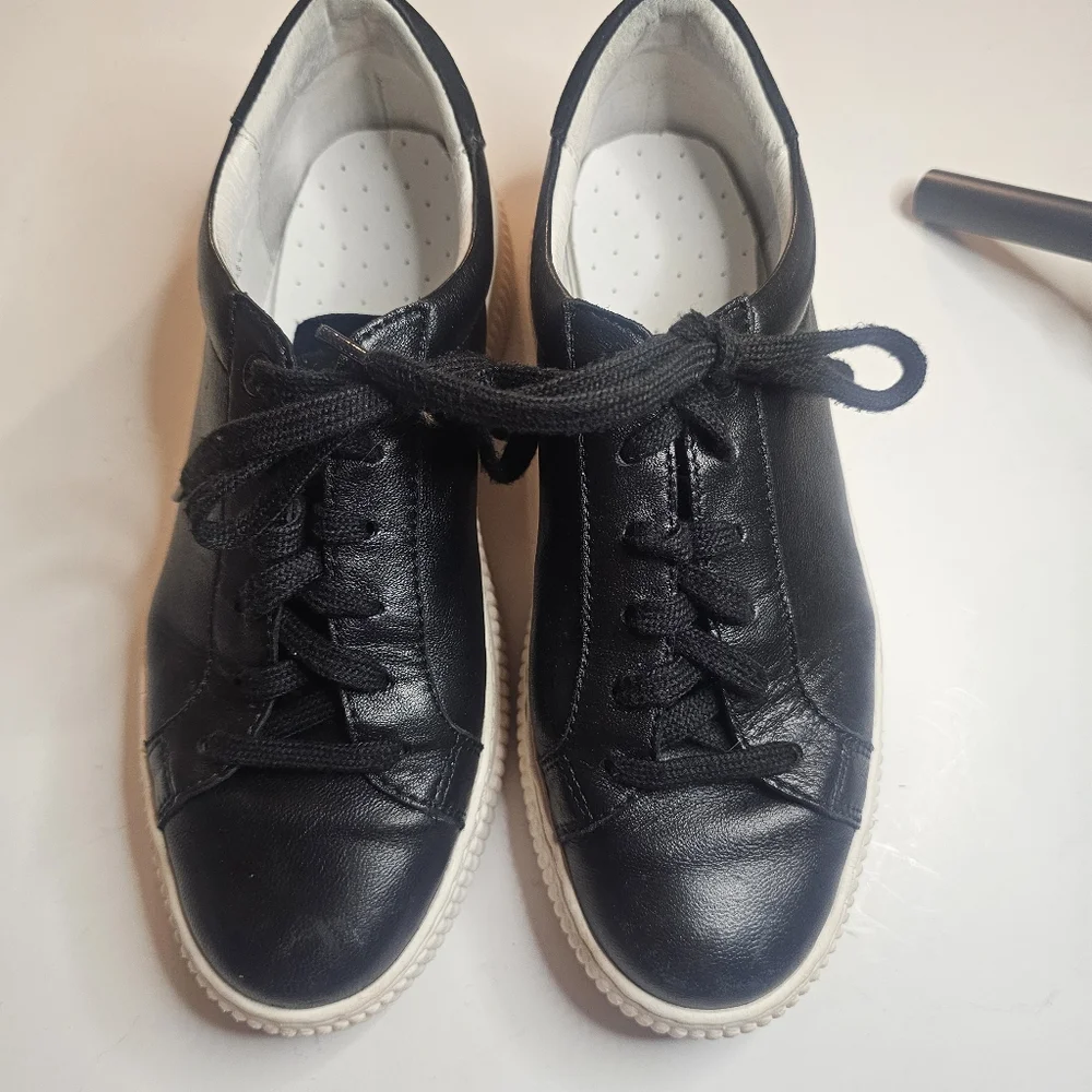 SOFFT WOMENS BLACK LEATHER PLATFORM SNEAKERS SIZE 7M